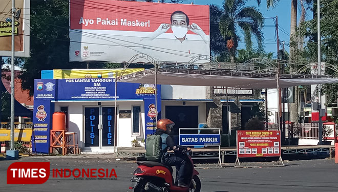 Pos pengamanan Operasi Semeru sekaligus pengamanan Mudik Lebaran Tahun 2021 di Alun-Alun RBA Ki Ronggo Bondowoso, mulai didirikan (FOTO: Moh Bahri/TIMES Indonesia).
