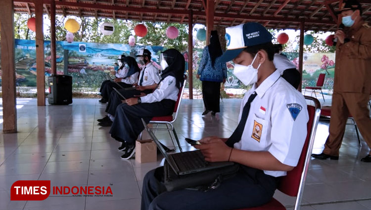 Para siswa sedang mengikuti simulasi daring outdoor learning dipandu Wali Kota Madiun H. Maidi (Foto: Romy Tri Setyo Wibowo/TIMES Indonesia)