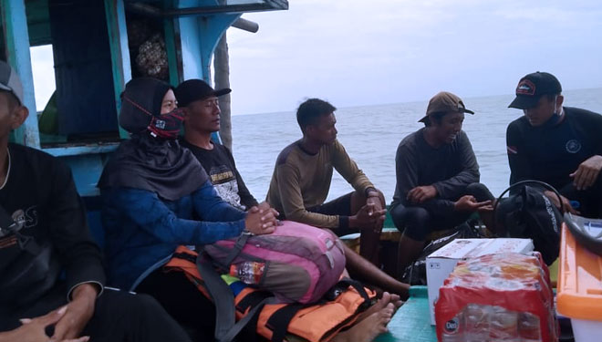 Tim BPCB Jatim saat melakukan pencarian titik keberadaan Kapal Van Der Wijck, di perairan Brondong Lamongan. (FOTO: Disparbud Lamongan for TIMES Indonesia)