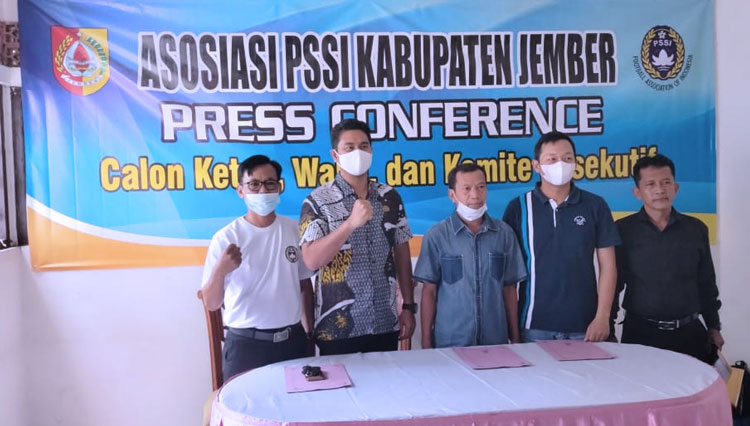 Try Sandi (dua dari kiri) saat penetapan calon ketua Askab Jember akhir pekan lalu. (FOTO: Humas Askab Jember for TIMES Indonesia)
