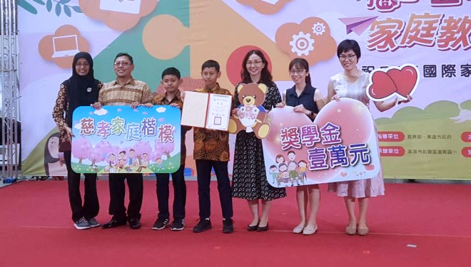 Keluarga asal Indonesia di Kota Kaohsiung-Taiwan mendapatkan penghargaan. (Foto: Istimewa)
