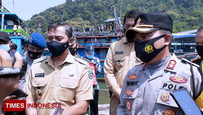Suasana saat Satgas Covid-19 lakukan sosialisasi kepada nelayan di Pacitan (Foto: Rojihan/TIMES Indonesia)