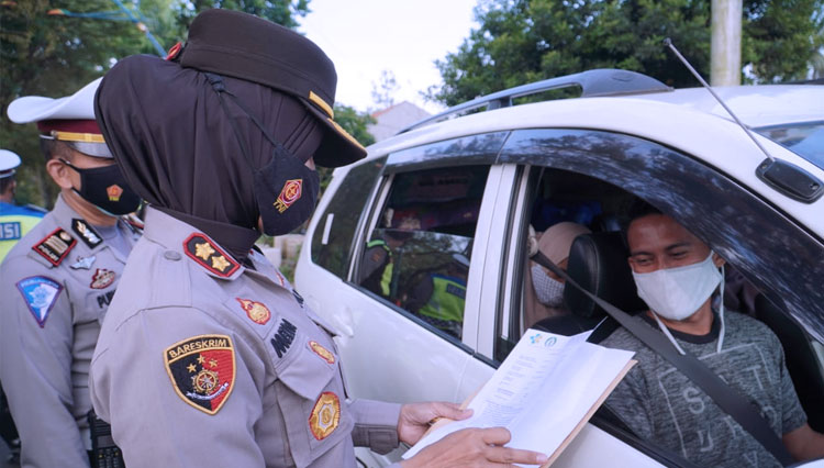 Kapolres Banjar melakukan pemeriksaan kendaraan yang diduga hendak mudik (Foto: Humas Polres Banjar)