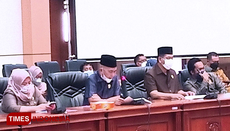 A: Abdul Haris membacakan Pandangan fraksi PKB Persatuan Dan Perjuangan terhadap 5 Raperda Inisiatif Pemerintah Kota Bontang (Foto: Kusnadi/TIMES Indonesia)B: Suasana Rapat Kerja Pandangan fraksi PKB Persatuan Dan Perjuangan terhadap 5 Raperda Inisiatif P