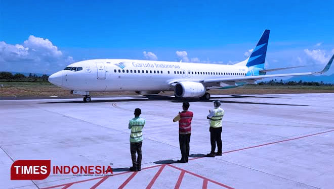 Pesawat landing di Bandara Banyuwangi. (FOTO: Agung Sedana/TIMES Indonesia)