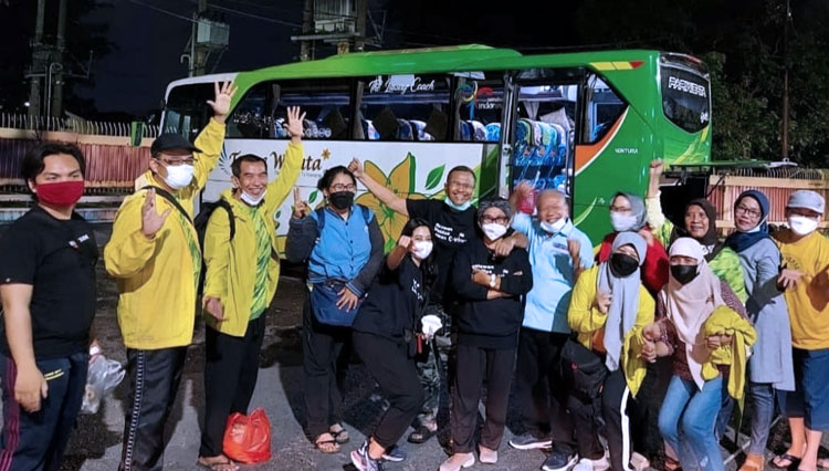 Rombongan relawan vaksin Nusantara berangkat dari Surabaya dilepas oleh Mantan Menteri BUMN Dahlan Iskan. (FOTO: Instagram/@dahlaniskan19) 