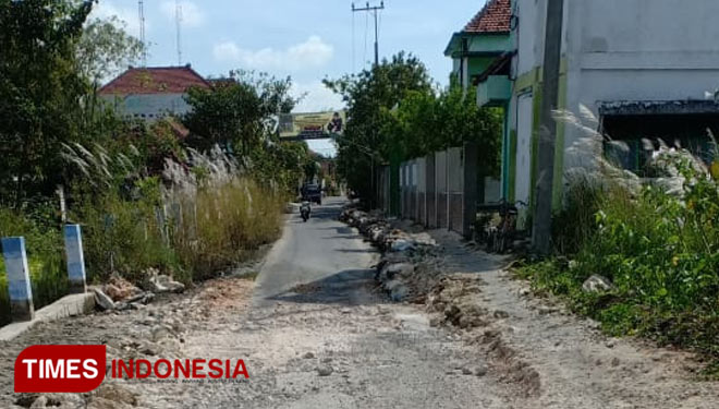 Salah satu jalan di Desa Jelak Catur, Kecamatan Kalitengah yang sempat banjir akibat luapan Bengawan Jero, kini sudah surut, Selasa (04/05/2021), Foto : Moch. Nuril Huda/TIMES Indonesia). 