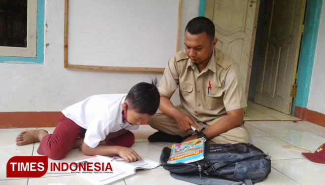 Guru di Kabupaten Ciamis sedang mengajar muridnya (foto: Natasya/TIMES Indonesia)