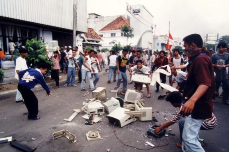 Kerusuhan-Mei-1998-2.jpg