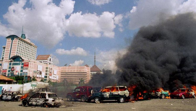 Mobil yang dibakar saat kerusuhan Mei 1998 di kawasan Grogol, Jakarta Barat, 13 Mei 1998.(MAJALAH D&R/RULLY KESUMA)