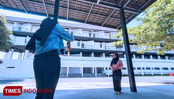 Lots of people coming to take some selfie at Banyuwangi Integrated Bus Station. (Photo: Rizki Alfian/TIMES Indonesia)