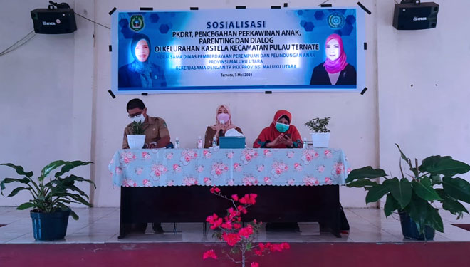 Kepala Dinas PPPA, Musyrifah Alhadar saat memberikan sosialisasi PKDRT dan Pencegahan Perkawinan Anak di Kelurahan Kastela. (Foto: Dok DPPPA Malut)
