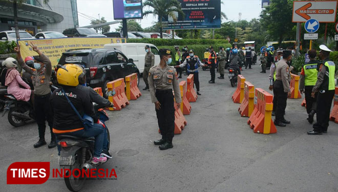 Petugas berjaga di pintu masuk Bundaran Waru, perbatasan antara Surabaya dan Sidoarjo. (Foto: dok. Times Indonesia) 