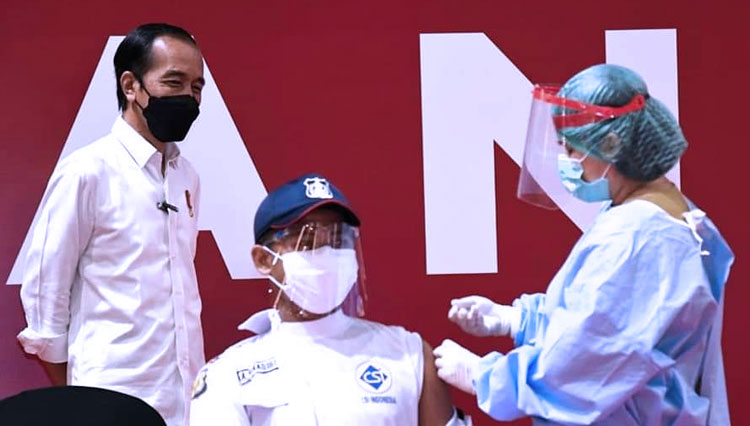 Presiden Joko Widodo pada Senin pagi, 3 Mei 2021, meninjau pelaksanaan vaksinasi massal yang digelar di dua pusat perdagangan Thamrin City dan Mal Grand Indonesi di Jakarta. (FOTO: BPMI)