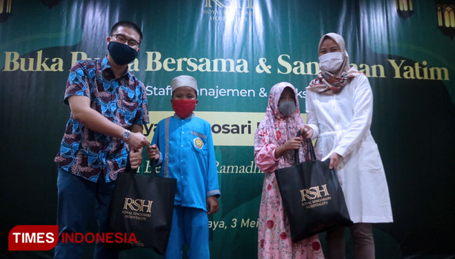 Pratiwi Nindya Ningrum, Corporate General Manager-Royal Singosari Hospitality (kanan) memberikan bingkosan bagi anak-anak dari Yayasan Rumah Tahfidz Probolinggo, Senin (3/5/2021) petang.(Foto: Lely Yuana/TIMES Indonesia)