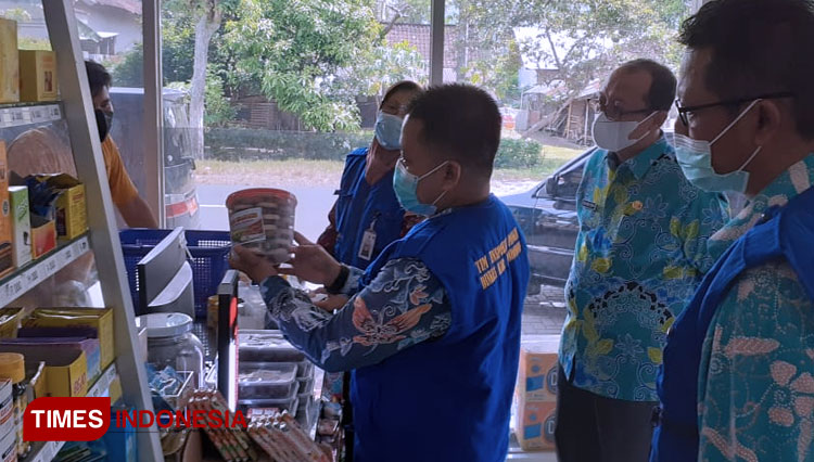 Pemerintah Kabupaten Bondowoso melalui Dinas Kesehatan setempat memeriksa produk makanan dan minuman di pasar tradisional dan pasar modern (FOTO: Moh Bahri/TIMES Indonesia).