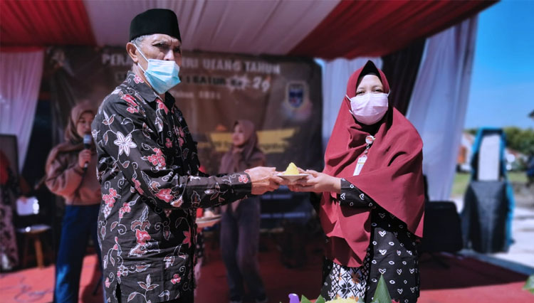 Pemotongan tumpeng oleh Kepala Sekolah SMA Negeri I Bantur Banjarnegara, Linovia Karmelita SSos, pada puncak  HUT ke 29.  (FOTO: Kominfo for TIMES Indonesia)