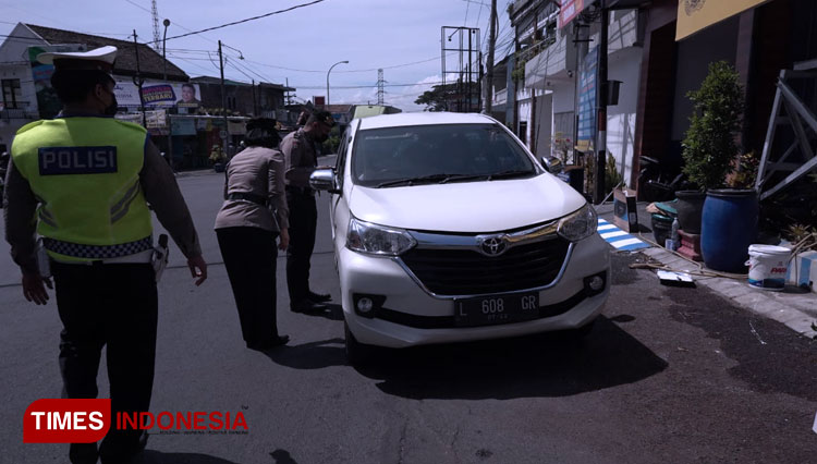 Sebanyak tiga belas kendaraan diminta balik kanan oleh petugas karena tidak membawa surat keterangan dan berasal dari daerah di luar rayon Malang. (FOTO: Muhammad Dhani Rahman/TIMES Indonesia)