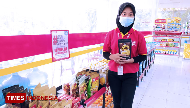 Pegawai Alfamart menunjukkan salah satu produk UMKM Lamongan. (FOTO: Dok. TIMES Indonesia)