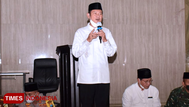 Bupati Lamongan Yuhronur Effendi saat silaturahim di Masjid Sabilillah Kecamatan Sugio, Senin (03/05/2021), (Foto: Moch. Nuril Huda/TIMES Indonesia)