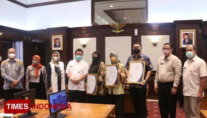 Ketiga pelaku usaha masker kain usai terima sertifikat SNI dari BSN. (FOTO : Humas BSN for TIMES Indonesia) 