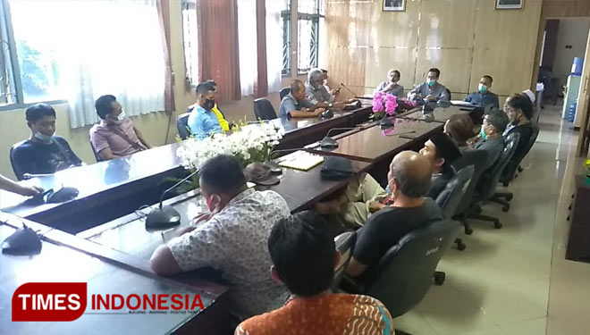 Suasana rapat dengar pendapat (RDP) Komisi D DPRD Jember dengan para pegiat sepak bola. (Muhammad Faizin/TIMES Indonesia)