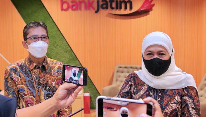 (ki-ka) Direktur Utama bankjatim Busrul Iman bersama Gubernur Khofifah usai RUPST Bank Jatim Tahun Buku 2020, Senin (3/5/2021).(foto: Dok.Bank Jatim)