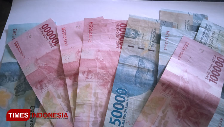 Ilustrasi: uang lebaran atau tunjangan hari raya. (Foto: M Kilat Adinugroho/TIMES Indonesia)