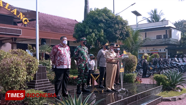 Kapolres Malang AKBP Hendri Umar dan Forkopimda ketika apel Operasi Ketupat Semeru. (FOTO: Binar Gumilang/TIMES Indonesia).
