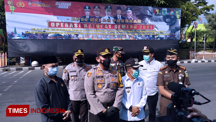 Pelaksanaan Apel Gelar Pasukan Operasi Ketupat Semeru Tahun 2021 dilaksanakan di Alun-Alun Kota Batu. (FOTO: Muhammad Dhani Rahman/TIMES Indonesia)