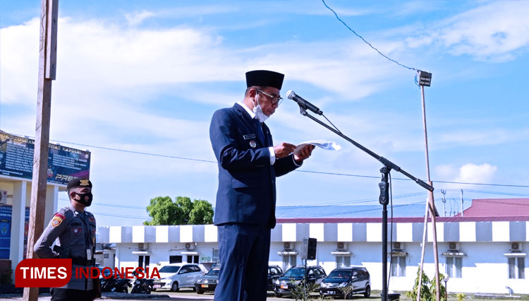 Wakil Bupati Pulau Morotai, Asrun Padoma, saat memimpin apel gelar pasukan di lapangan Polres Morotai. (FOTO: Dok. Polres For TIMES Indonesia).