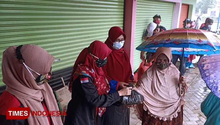 Warga saat menukarkan sampah dengan sembako di Sekretariat Bank Sampah Sapu Jagad, Magetan, Rabu (5/5/2021). (Foto: Aditya Candra/TIMES Indonesia)Meja dan kursi dari sampah plastik dan kaleng buatan Bank Sampak Sapu Jagad. (Foto: Aditya Candra/TIMES Indo