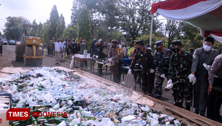 Dimusnahkan ribuan barang bukti (BB) minuman keras (miras), ribuan petasan, dan ratusan knalpot brong. (FOTO: Humas Polres Cilacap for TIMES Indonesia) 