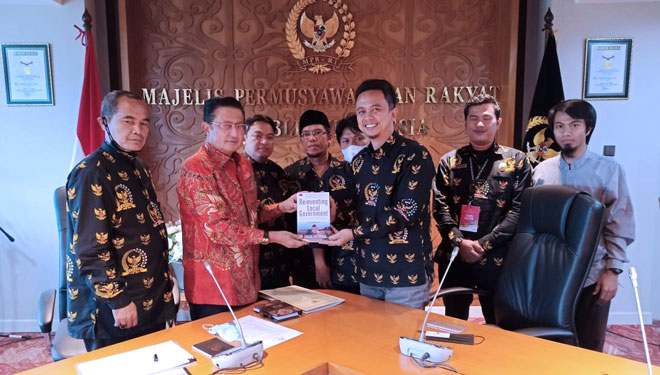 Wakil Ketua MPR RI Fadel Muhammad menerima pengurus pusat Persatuan Anggota Badan Permusyawaratan Desa Seluruh Indonesia. (FOTO: Dok. MPR RI)
