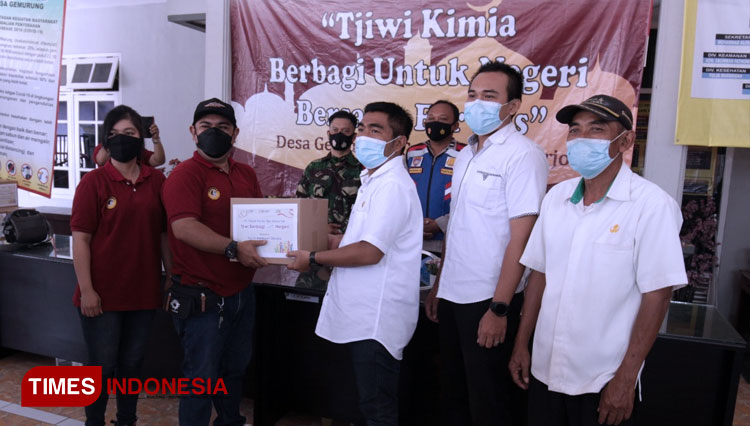 Forum Wartawan Sidoarjo Salurkan Paket Sembako ke Warga Desa Gemurung