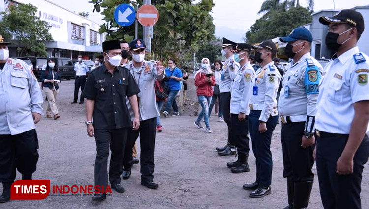 Bupati Bandung HM Dadang Supriatna menjadi Inspektur Upacara pada Apel Pelepasan 200 Pasukan PAM Dishub Halau Mudik di Kantor Dishub Kab Bandung, Selasa (4/5/21) petang.(FOTO: Iwa/TIMES Indonesia)
