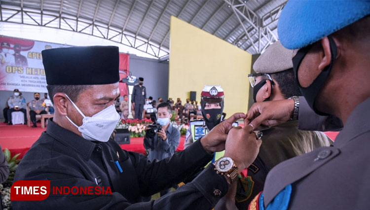 Bupati Bandung HM Dadang Supriatna saat Gelar Pasukan Operasi Ketupat Lodaya 1442 H, di  Dome Bale Rame Soreang, Rabu (5/5/21). (FOTO: Humas Pemkab for TIMES Indonesia) 