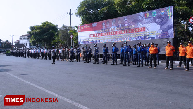 Kapolres Batu, AKBP Catur C Wibowo SIK MH memeriksa kesiapan pasukan dalam Apel Gelar Pasukan. (foto: Muhammad Dhani Rahman/TIMES Indonesia)