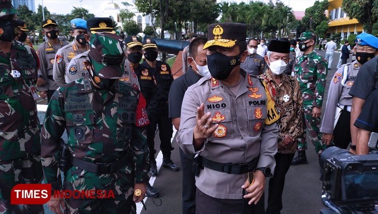 Kapolda Jatim, Irjen Pol Nico Afinta usai melalsanalan apel kesiapan personel antisipasi mudik lebaran 2021, Rabu (5/5/2021). (FOTO: Humas Polda Jatim untuk TIMES Indonesia)