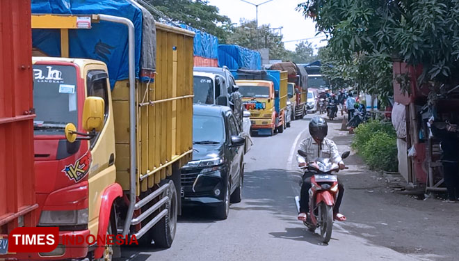 Penumpukan kendaraan di Pantura Indramayu. (Foto: Muhamad Jupri/TIMES Indonesia)