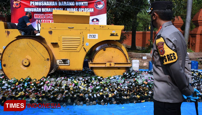 Polresta Cirebon musnahkan ribuan botol miras menjelang hari raya idul Fitri. (FOTO: Dede Sofiyah/Times Indonesia)