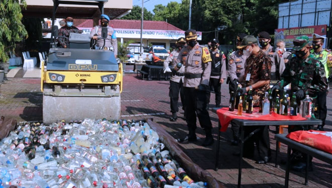 Pemusnahan ribuan botol miras dan petasan di halaman mapolres Banjarnegara. (FOTO: Humas Polres Banjarnegara)