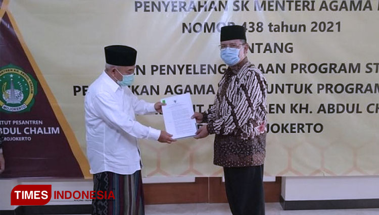 Pengasuh Amanatul Ummah Prof Dr KH Asep Saifuddin Chalim MA (kiri) menerima SK Operasional Pascasarjana S3 IKHAC dari Direktur Pendidikan Tinggi Keagamaan Islam Prof Dr Suyitno MAg. (Foto-foto: IKHAC Mojokerto for TIMES Indonesia)