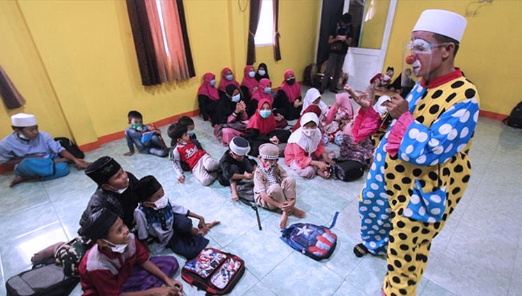 Ustad di Tangerang Gunakan Kostum Badut Untuk Ajari Muridnya Mengaji