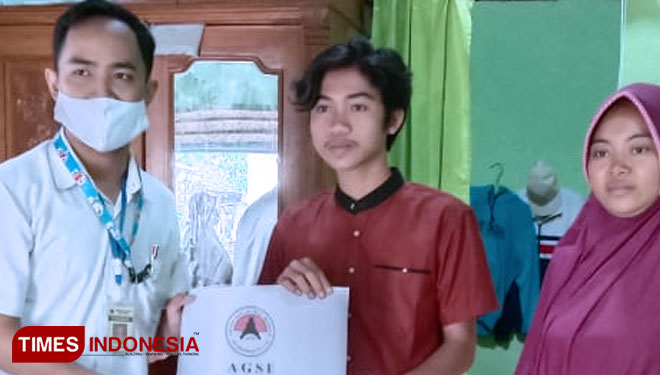 Perwakilan AGSI Jawa Tengah Dicky Aulia Nugraha, Rabu (5/5/2021) memberikan bantuan tahap 1 kepada Tri Andriyanto Din Tegal (FOTO : Heni/ PGRI for TIMES Indonesia)