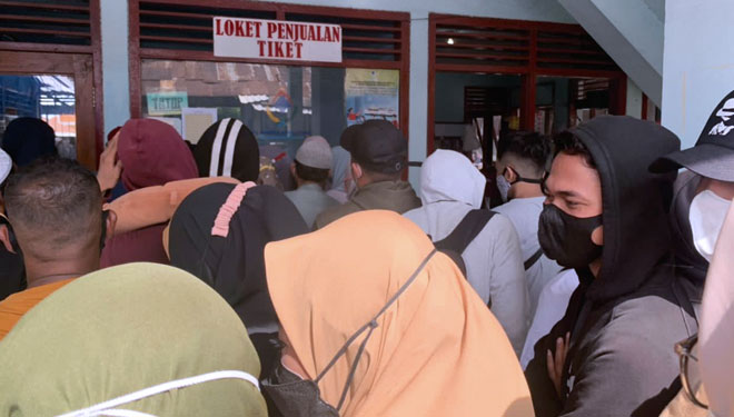 Antrian berjubel pembelian tiket di Sumenep menuju ke Pulau Kangean. Hal ini kurangnya pengawasan dari pihak berwajib. Ditakutkan hal ini menimbulkan klaster baru. (FOTO: Busro for TIMES Indonesia)