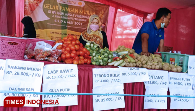 Kegiatan pangan murah di halaman SAMSAT Pangandaran (Foto: Syamsul Ma'arif/TIMES Indonesia).