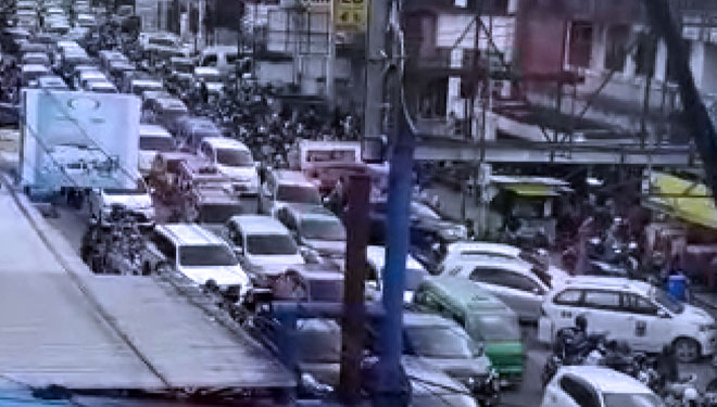 Kondisi Pasar Pagi jalan Gajah Mada dipadati pengunjung (foto: capture video WA) 