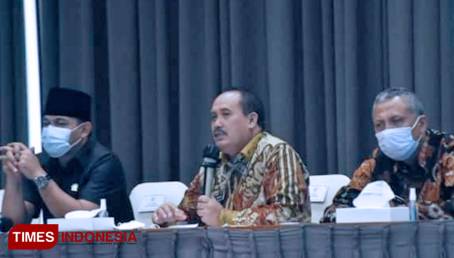 Bupati Pangandaran Jeje Wiradinata saat memimpin rapat koordinasi. (Foto: Syamsul Ma'arif/TIMES Indonesia)