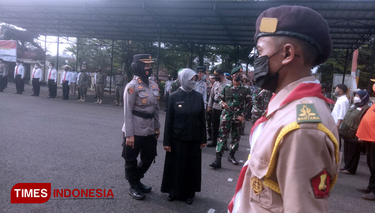 Kapolres Banjar mendampingi Wali Kota Banjar saat melakukan pemeriksaan persiapan pasukan (FOTO: Susi/TIMES Indonesia)